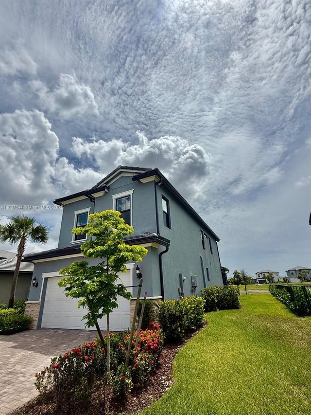 4 of 52 - 4468 Spruce Ln, Oakland Park, FL