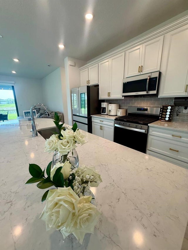5 of 52 - 4468 Spruce Ln, Oakland Park, FL