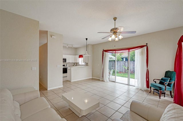 4 of 32 - 14125 S Cypress Cove Cir, Davie, FL