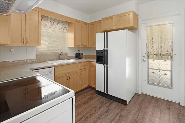 4 of 11 - 1643 Jefferson St, Hollywood, FL