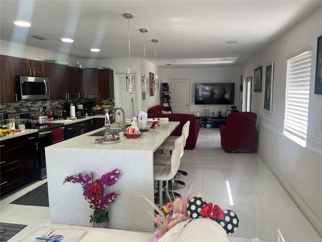 4 of 8 - 11925 Sw 6th St, Miami, FL