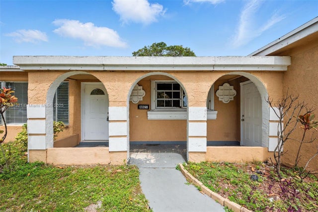 4 of 30 - 4021 Nw 7th Ave, Deerfield Beach, FL