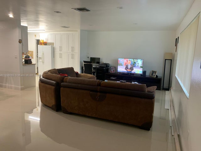 4 of 11 - 1760 Nw 135th St, Miami, FL