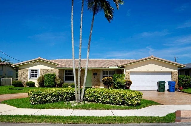 1 of 27 - 2930 Nw 24th Ave, Oakland Park, FL