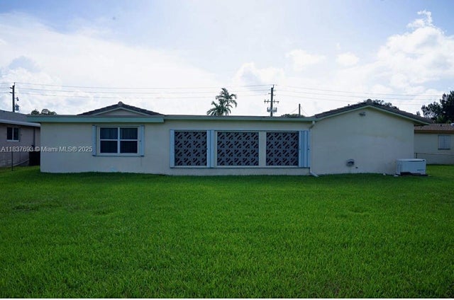 3 of 27 - 2930 Nw 24th Ave, Oakland Park, FL