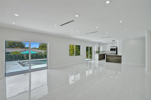 4 of 47 - 1840 Ne 199th St, Miami, FL