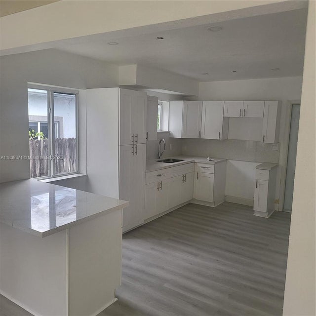 4 of 7 - 511 Ne 131st St, North Miami, FL