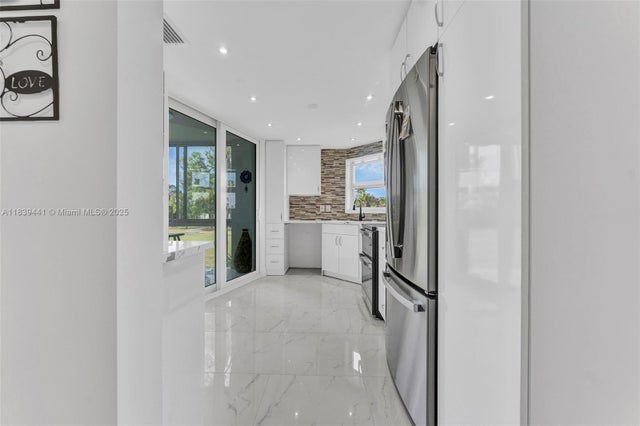2 of 60 - 3661 Via Poinciana 206, Lake Worth, FL