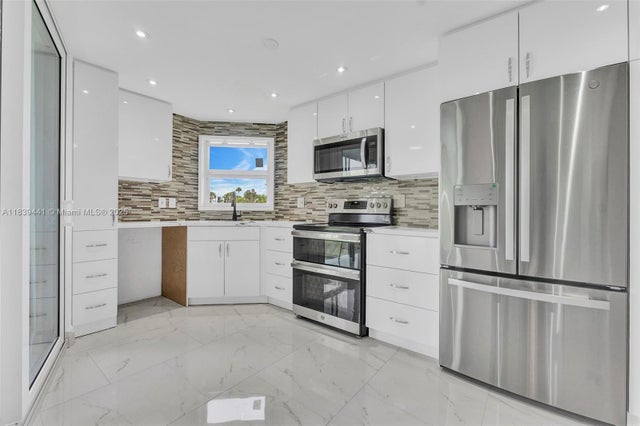 3 of 60 - 3661 Via Poinciana 206, Lake Worth, FL