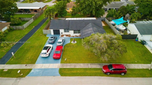 1 of 46 - 906 Cardinal Pl, Homestead, FL