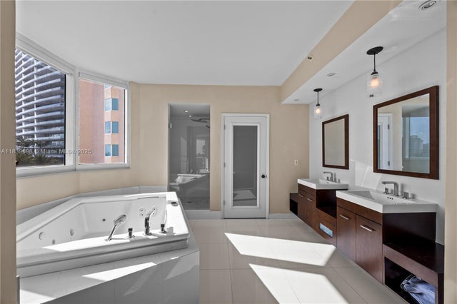 4 of 17 - 300 S Pointe Dr 501, Miami Beach, FL