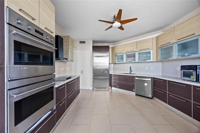 5 of 17 - 300 S Pointe Dr 501, Miami Beach, FL