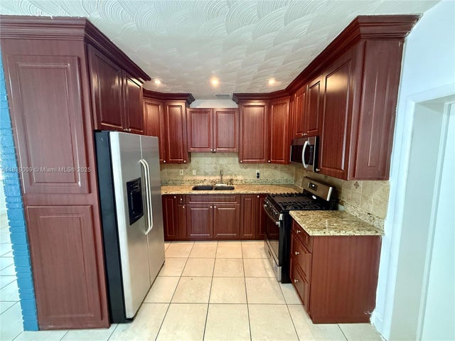 5 of 23 - 2406 N 28th Ave, Hollywood, FL