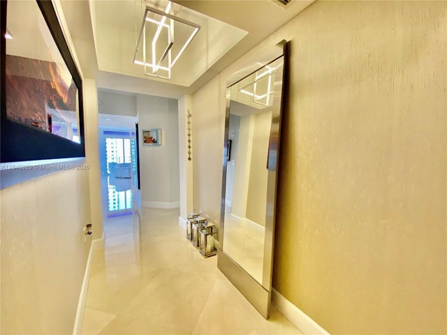 1 of 24 - 19900 E Country Club Dr 1220, Aventura, FL