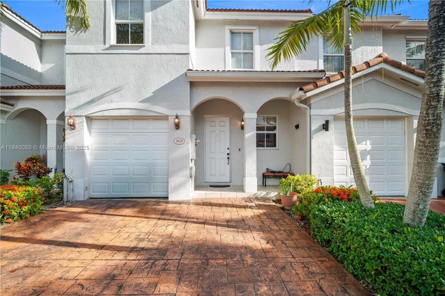 4 of 39 - 1020 Ne 207th Ter, Miami, FL