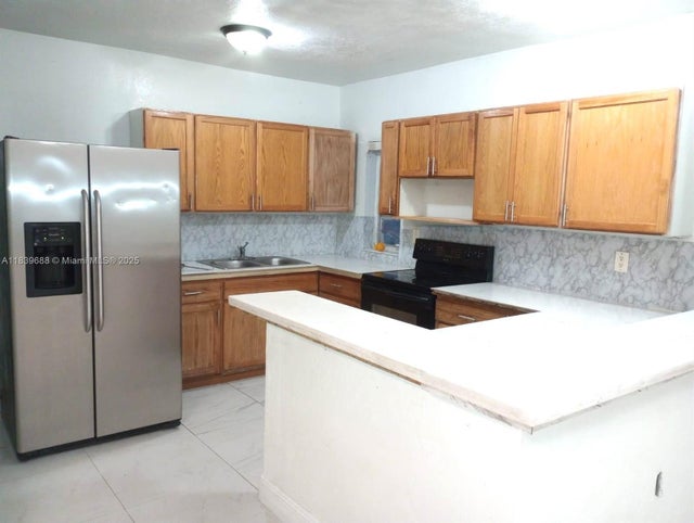 5 of 11 - 14760 Tyler St, Miami, FL
