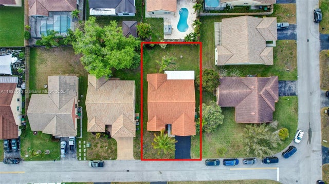 4 of 38 - 5911 Epsom Ln, Davie, FL