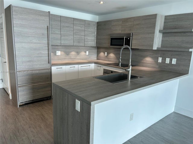 2 of 18 - 400 Sunny Isles Blvd 2007, Sunny Isles Beach, FL