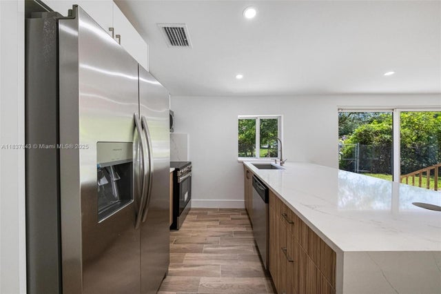5 of 35 - 5900 Nw 5th Ct, Miami, FL