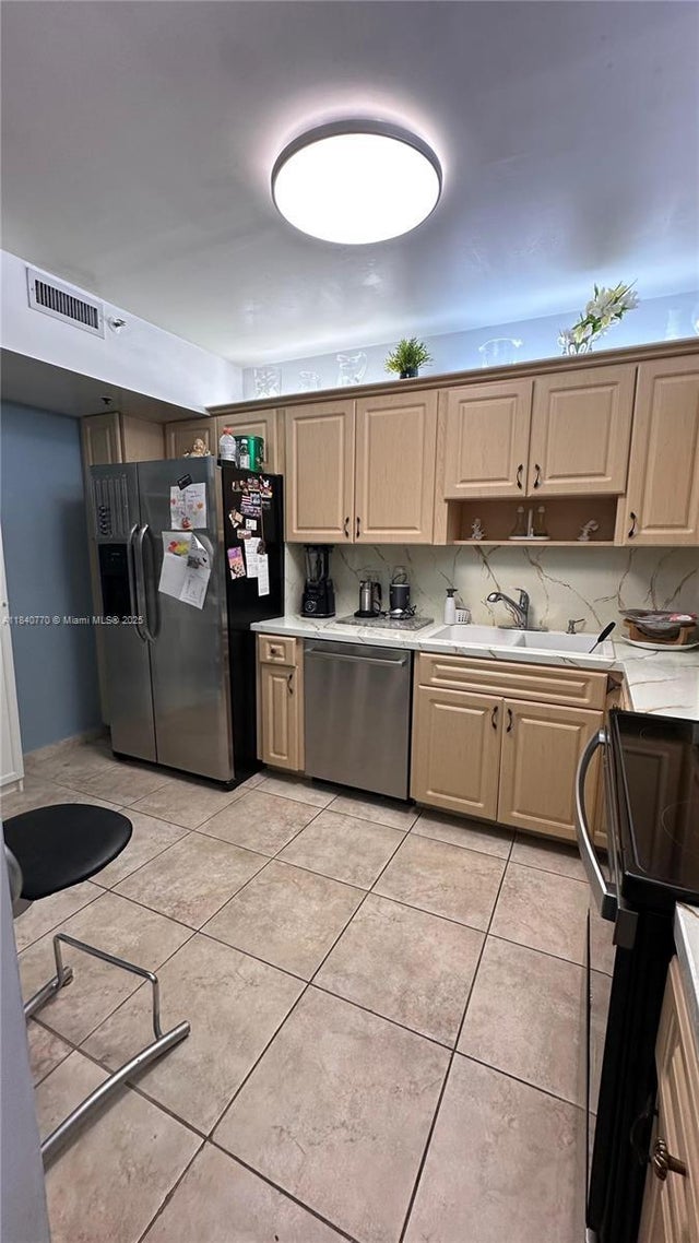 5 of 23 - 4001 Hillcrest Dr 705, Hollywood, FL