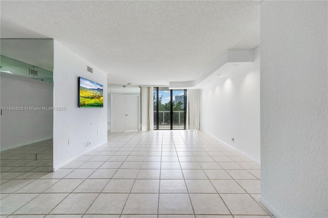 2 of 39 - 20281 E Country Club Dr 405, Aventura, FL