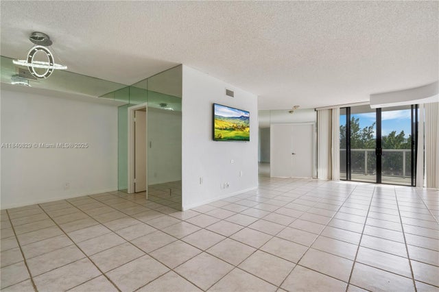 4 of 39 - 20281 E Country Club Dr 405, Aventura, FL