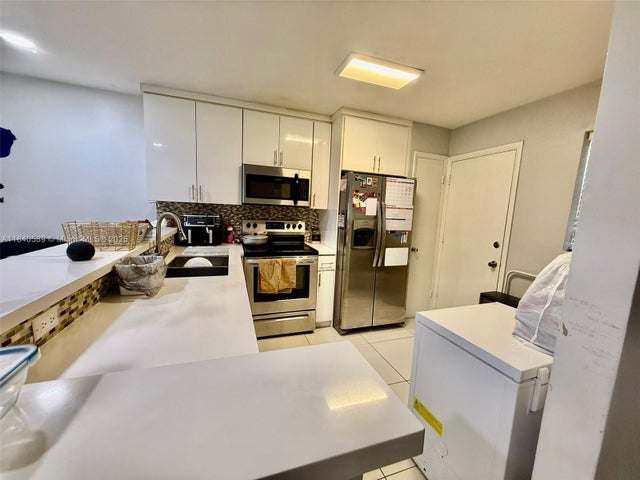 1 of 5 - 1400 Ne 191st St 323, Miami, FL