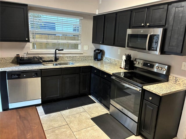 1 of 26 - 500 Evergreen Dr, Lake Park, FL