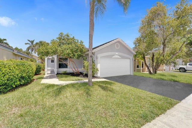 2 of 40 - 2702 Arborwood Rd, Davie, FL