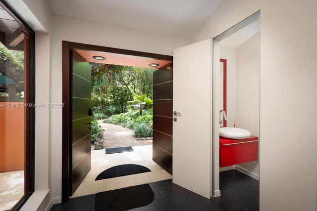 4 of 42 - 3570 Avocado Ave, Miami, FL