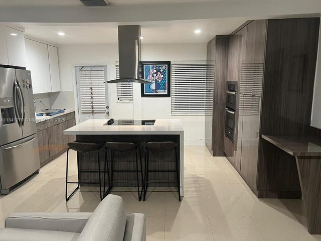 2 of 10 - 80 Carlisle Dr, Miami Springs, FL