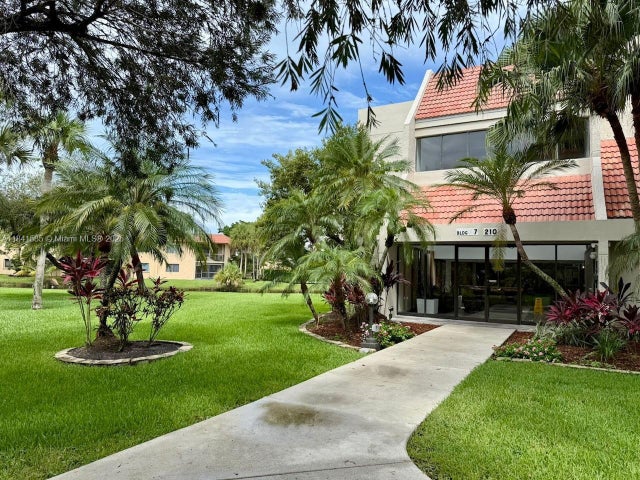 1 of 20 - 210 Lakeview Dr 102, Weston, FL