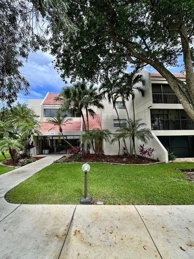 2 of 20 - 210 Lakeview Dr 102, Weston, FL