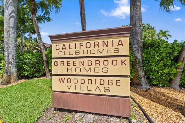 1040 Ne 204th Ter, Miami