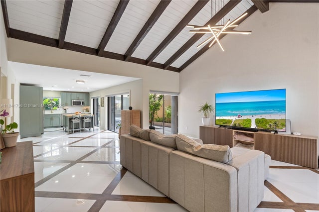 4 of 36 - 1040 Ne 204th Ter, Miami, FL