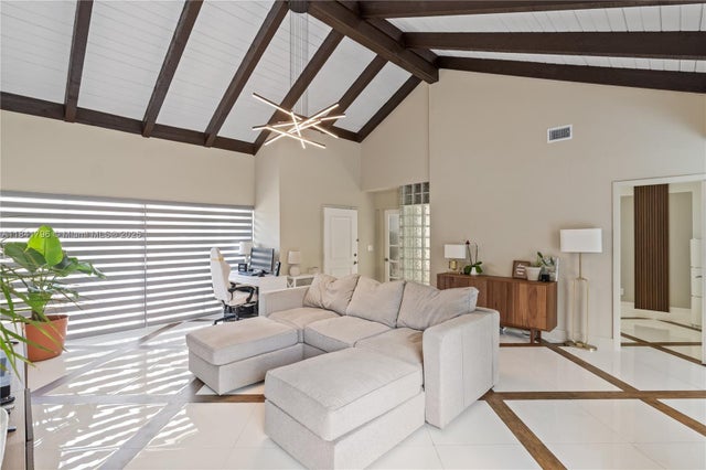 5 of 36 - 1040 Ne 204th Ter, Miami, FL