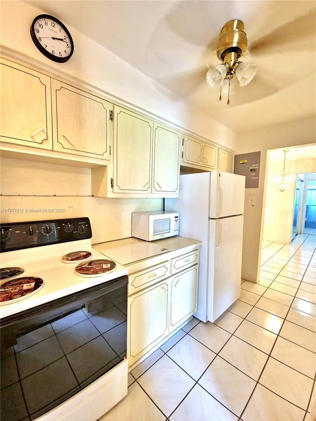 4 of 10 - 160 Ne 8th Ave 11a, Hallandale Beach, FL