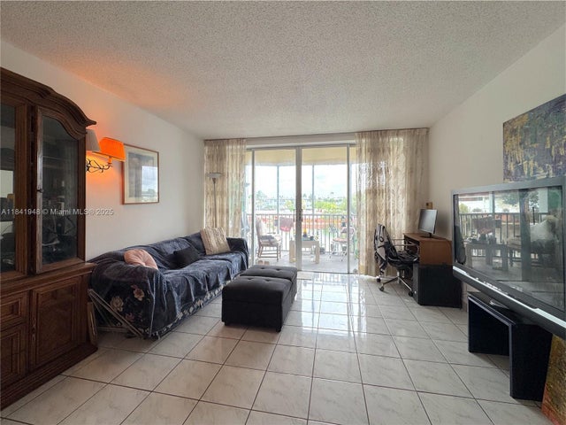 4 of 12 - 1750 Ne 191st St 224-4, Miami, FL