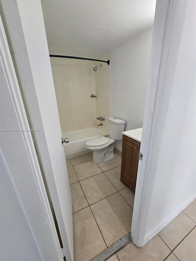 4 of 11 - 486 Nw 165th St Rd B-306, Miami, FL