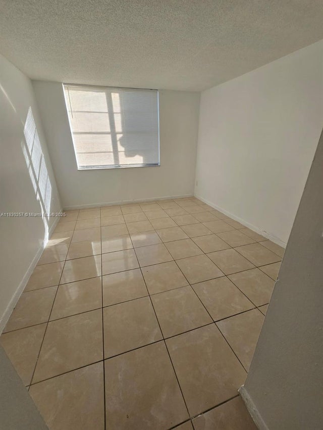 5 of 11 - 486 Nw 165th St Rd B-306, Miami, FL