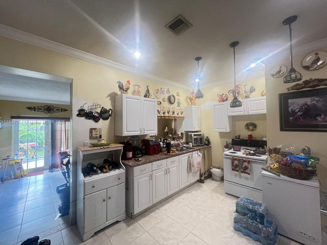 5 of 11 - 3435 Nw 80th St, Miami, FL