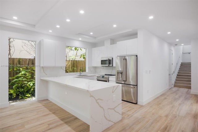 4 of 30 - 3162 Plaza St, Coconut Grove, FL