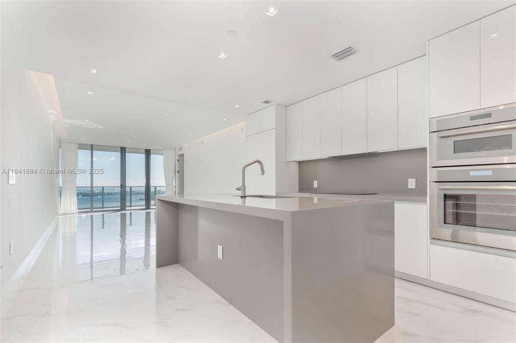 700 Ne 24 St 5005, Miami