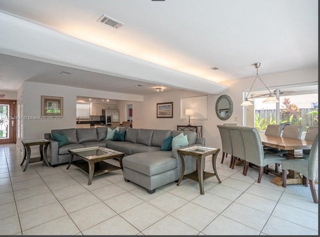 4 of 27 - 906 N 13th Ave, Hollywood, FL
