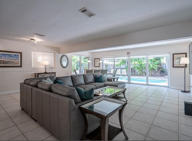 5 of 27 - 906 N 13th Ave, Hollywood, FL