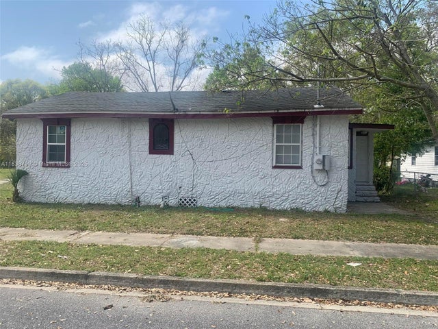 1 of 3 - 5246 Buick Ave, Jacksonville, FL