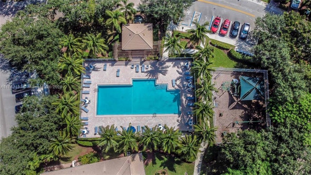 2 of 37 - 4333 Vineyard Cir, Weston, FL