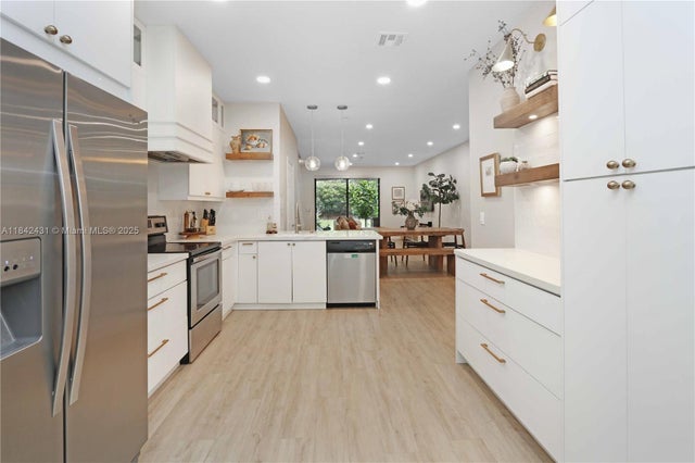 3 of 37 - 4333 Vineyard Cir, Weston, FL