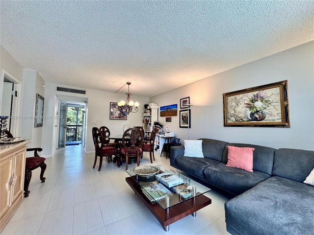 3 of 17 - 20500 W Country Club Dr 210, Aventura, FL