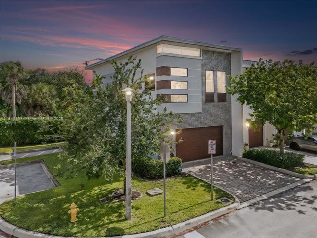 1 of 39 - 4460 Nw 8th Pl, Plantation, FL